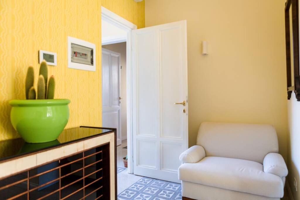 Romantica With Balcony Near San Giovanni Apartment Rom